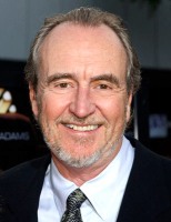 Wes Craven dirigió las tres entregas anteriores pero había rumores de que no iba a volver